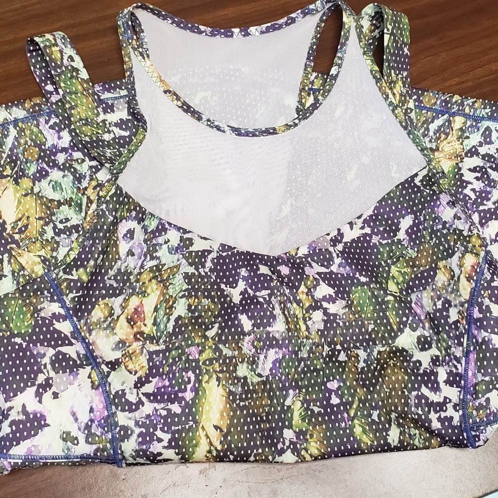 Lululemon Running in the City tank w built in bra